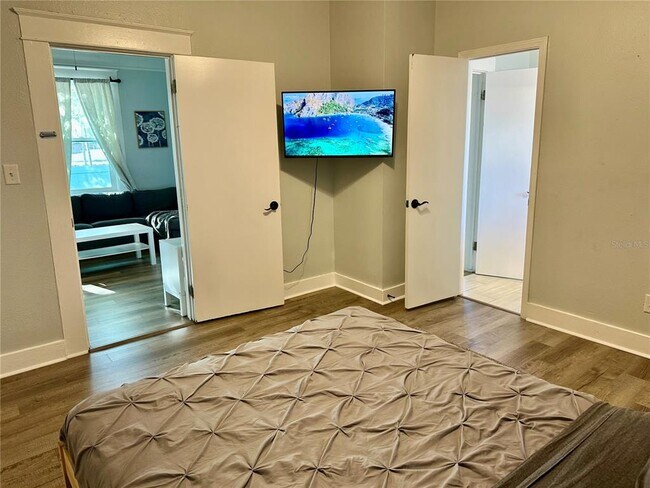 Building Photo - 1504 E 33rd Ave