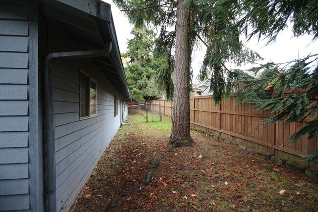 Building Photo - Spacious 3 bedroom, 2 bath home in Northea...