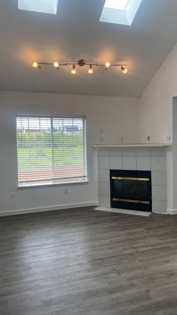 Building Photo - Desirable Milton Home!