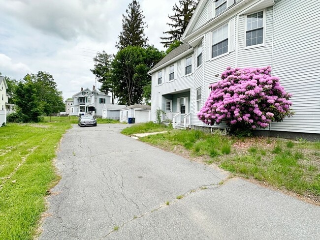 Building Photo - Beautiful 3 BR 1.5 BA Leominster SFH