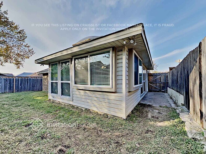 Building Photo - 2206 Cedarcrest Dr