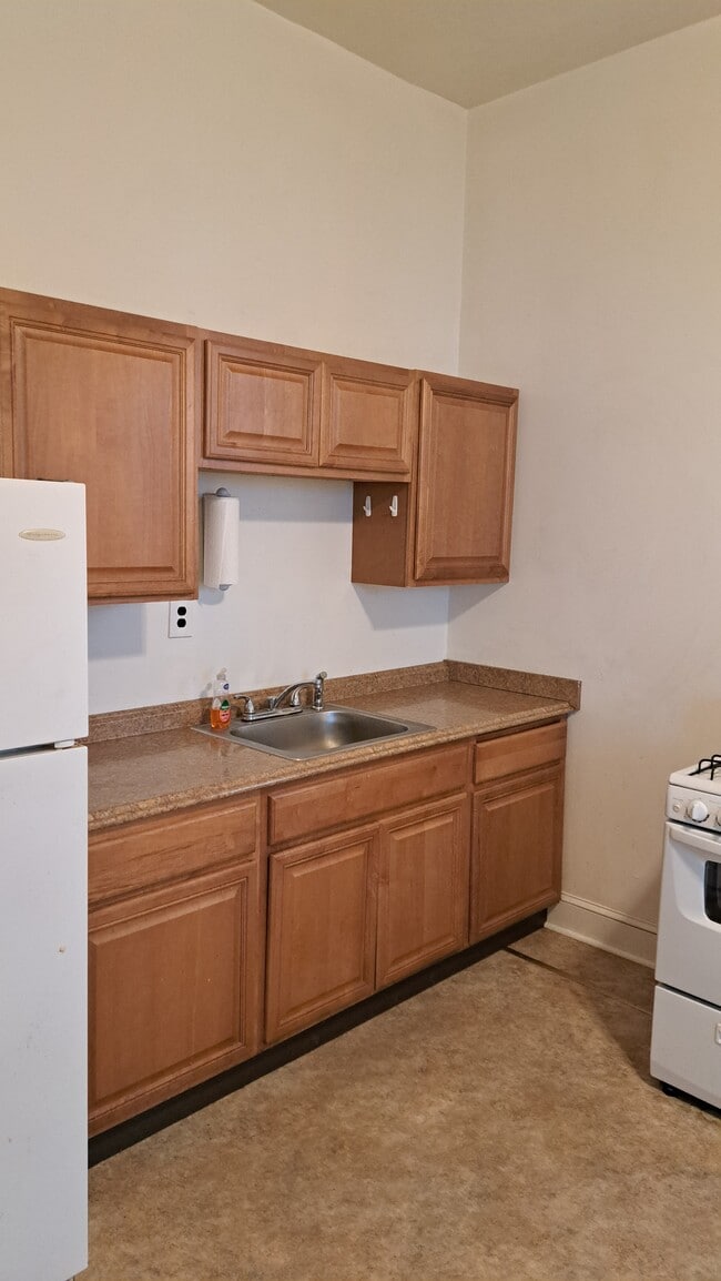 Building Photo - 2215 Brookfield Ave