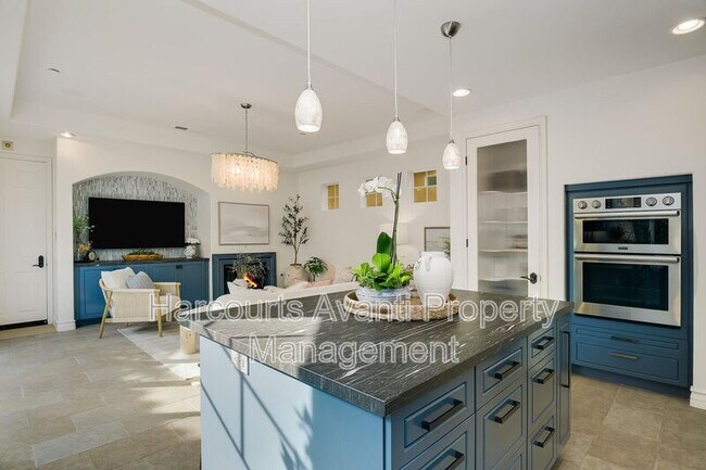 Building Photo - 409 N Cedros Ave