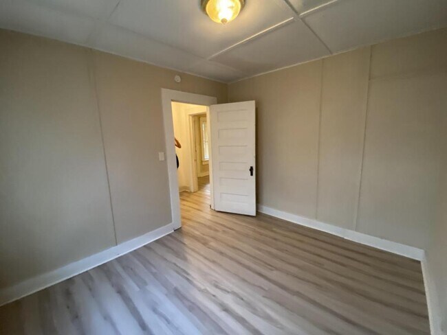 Building Photo - 175 E Beech St