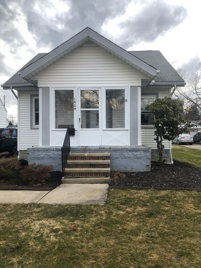Building Photo - 2 Bedroom home with garage in Mayfield Hts!
