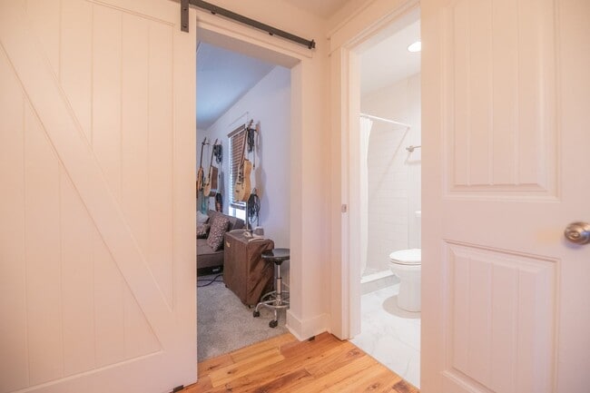 Building Photo - 2 bedroom 2 bath Madison cottage