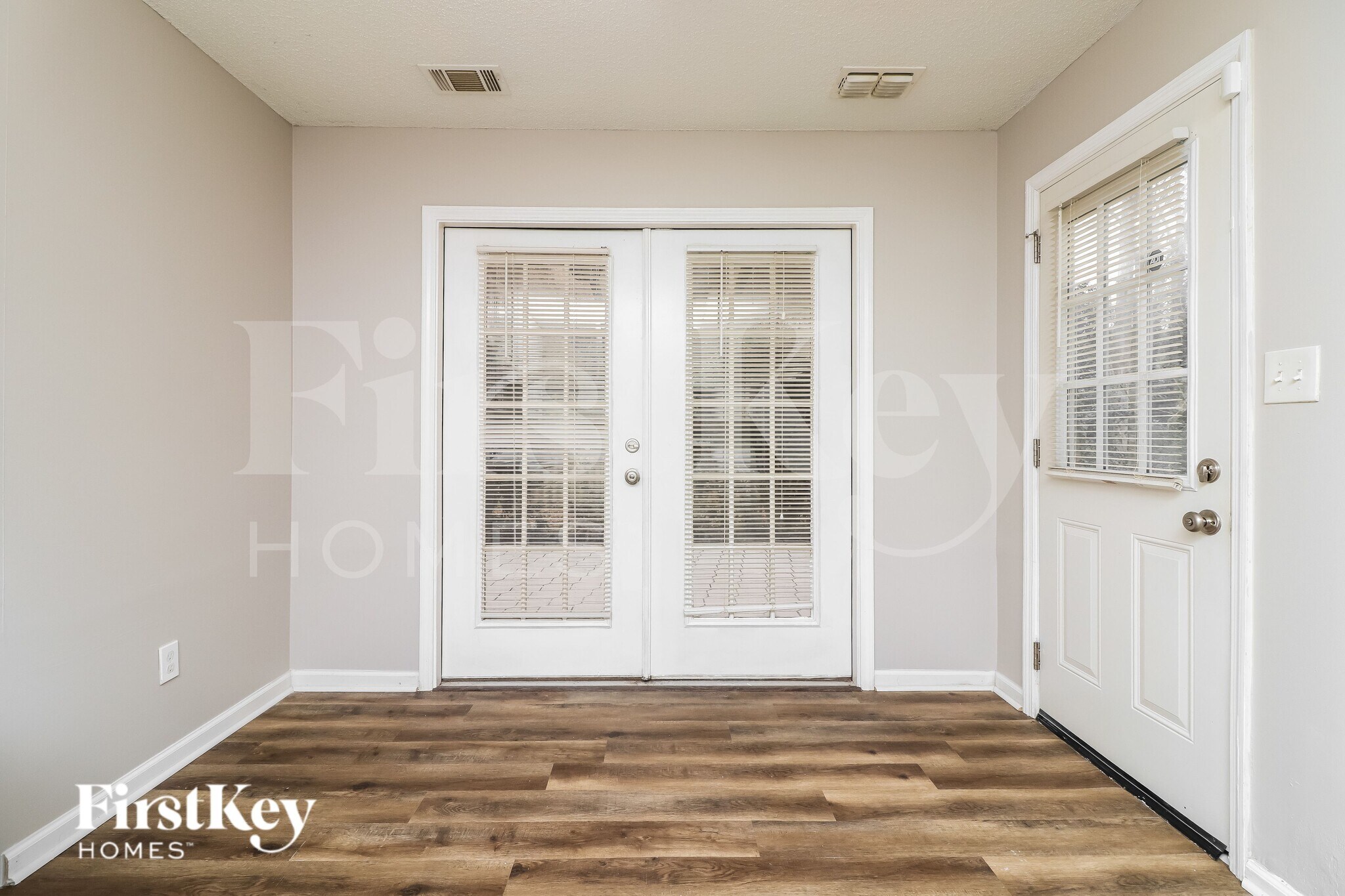 Building Photo - 5001 Rose Ct SE