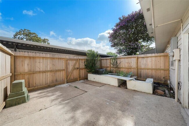 Building Photo - 9308 Westwood Village Dr