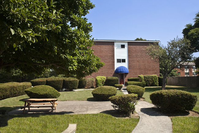 Picnic Area - Mansion House (Riverside)