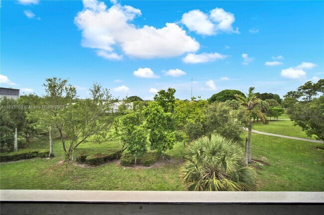 Building Photo - 950 Hillcrest Dr