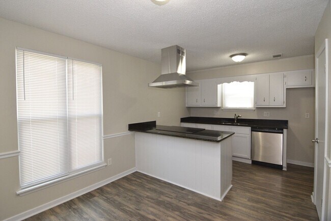 Building Photo - Renovated 3 Bed/2 Bath w/ Large Fenced Back Yard