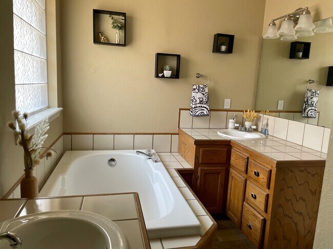 Building Photo - 10413 NW 45th St