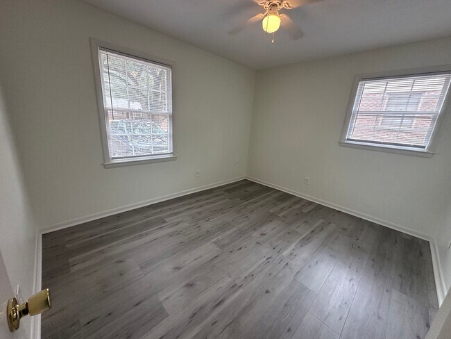 Building Photo - Pet Friendly 2 Bedroom, 1 Bath Duplex Located in the Center of Wilmington