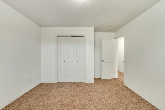 Building Photo - 93 River View Dr
