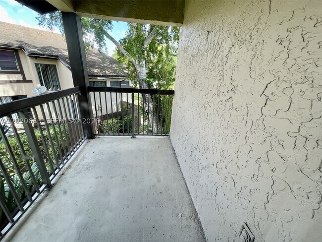 Building Photo - 2160 Bayberry Dr