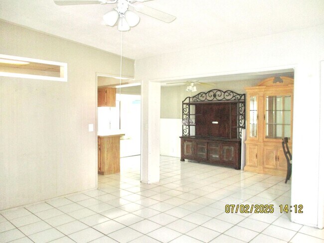 Building Photo - Spacious 3-Bedroom, 2-Bathroom Home in Des...