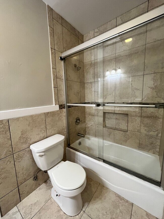 Building Photo - LARGE UPSTAIRS 2 BEDROOM 1 BATH, BUILDING ...