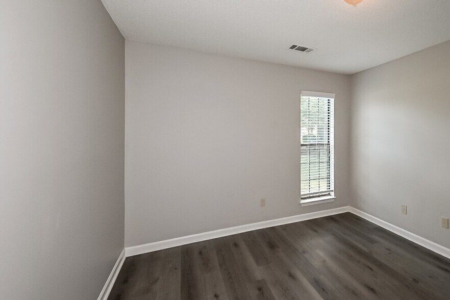 Building Photo - 6594 Pine Top Cir N