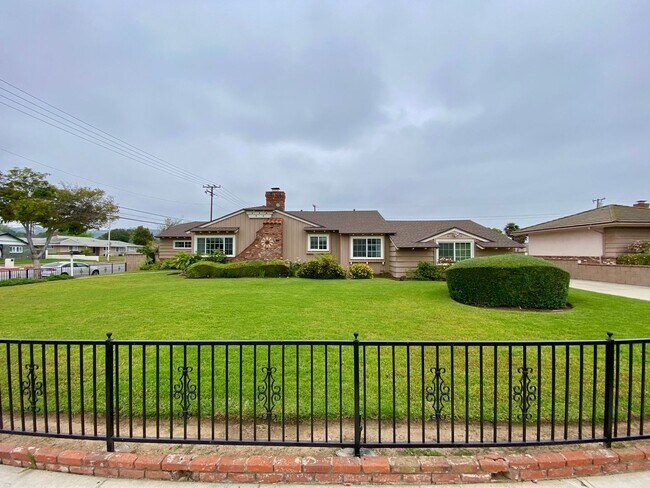 Building Photo - Rustic Spacious Home with Large Yard Boasting Timeless Character – 3 Bed, 2.5 Bath