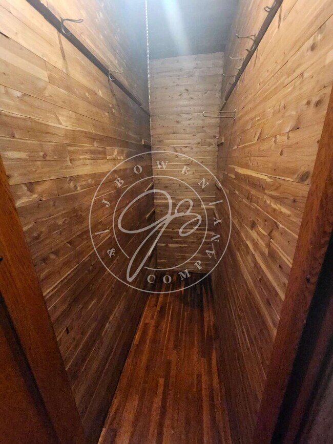 Building Photo - Spacious 1 bedroom (or 2 bedroom if no liv...