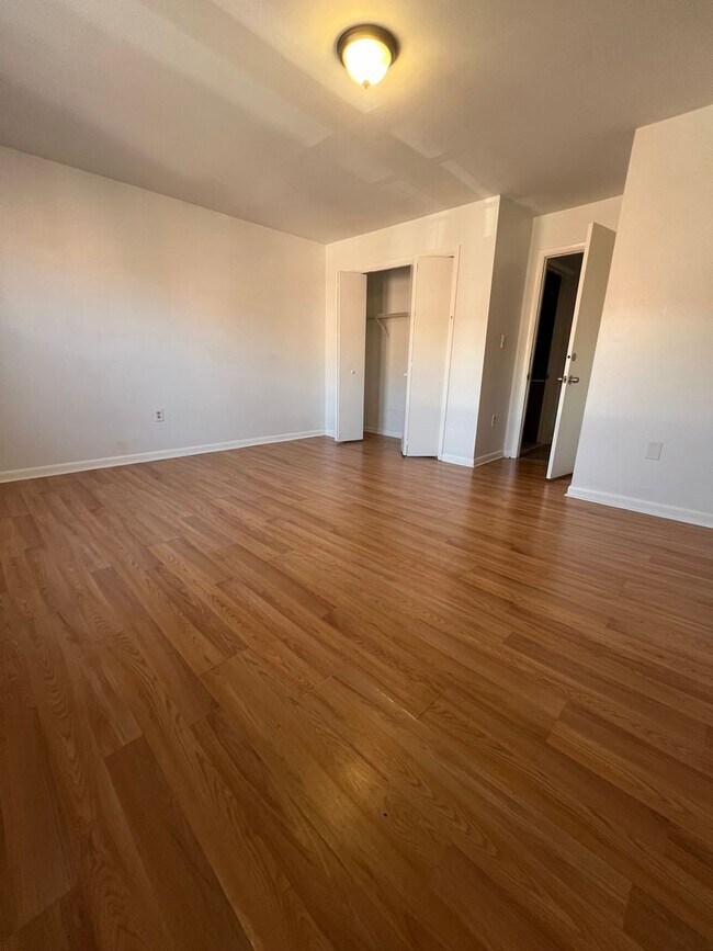 Building Photo - Stunning 4-Bedroom Townhome with Parking Spot Near Temple University! Available August 2026!