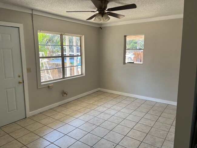 Building Photo - 304 Woodrow St NE