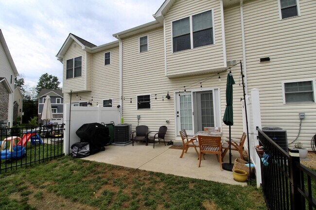 Building Photo - "Impressive 3-Bed Townhouse with Fenced in...