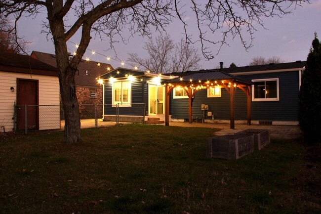 Building Photo - 43592 Champlain Ct