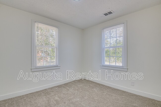 Building Photo - 2019 Roosevelt Dr