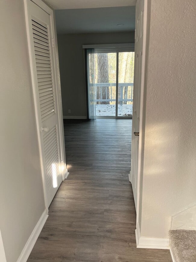 Building Photo - 2 bedrooms and 1.5 bathrooms