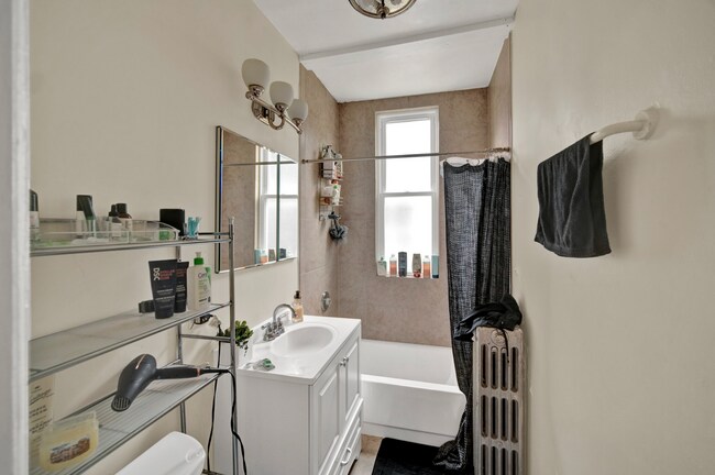 Building Photo - 2026 Maple Ave