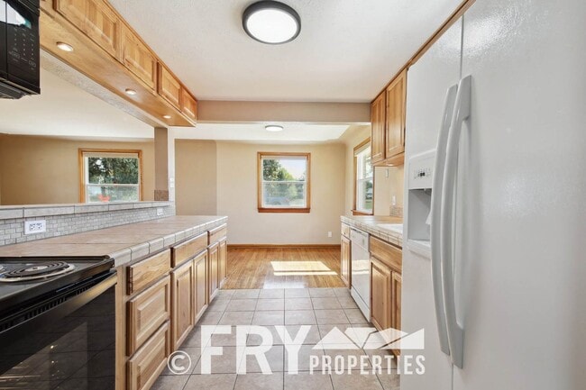 Building Photo - Brick Ranch Home Near Olde Town