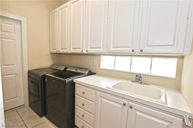 Building Photo - 5495 Freeport Ln