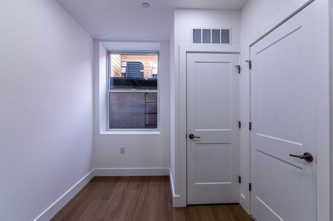Building Photo - 137 E Cumberland St