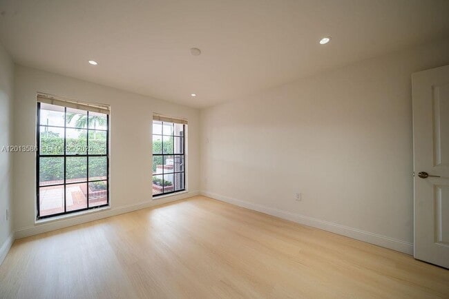Building Photo - 1550 S Greenway Dr