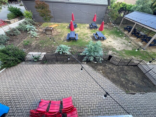 Building Photo - 225 N Cloverdale Blvd