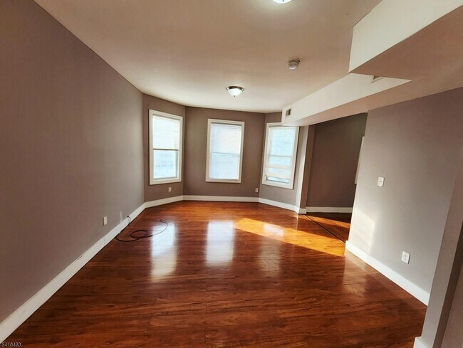 Building Photo - 146 Hollywood Ave