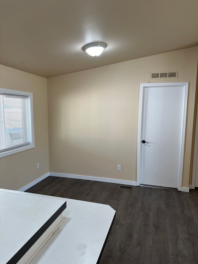 Building Photo - 3 Bedroom 2 Bath Home Available Now