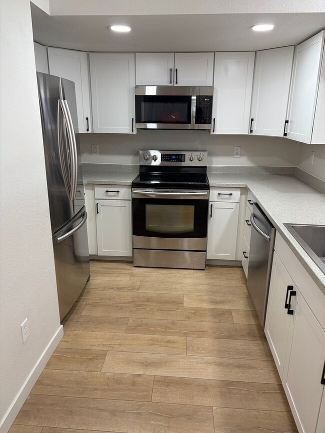 Building Photo - 3 BEDROOM, 2.5 BATHROOM SOUTH PARK TWIN HOME WITH ATTACHED 2 CAR GARAGE