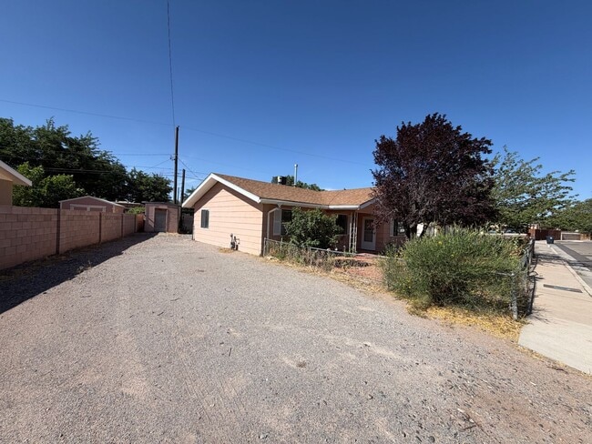 Building Photo - 3 Bedroom Single Story Home Available Near 12th St NW & Menaul Blvd NW!