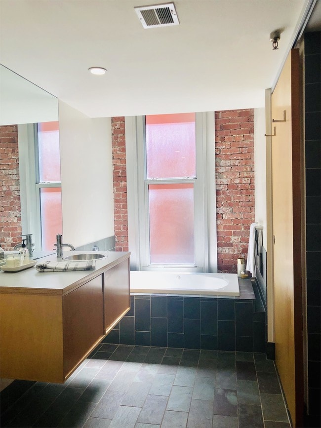 Building Photo - 1803 Wyandotte St