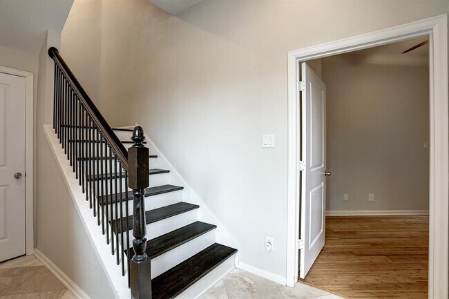 Building Photo - 2613 Waugh Dr