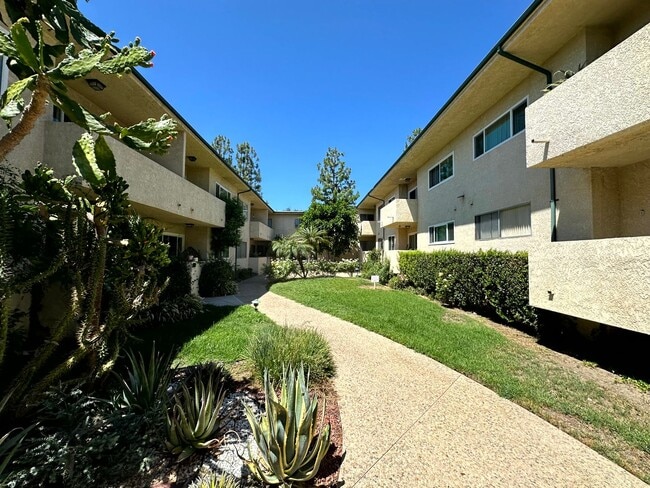 Building Photo - Spacious Upper level 1 bed -1 bath with parking and pool in Encino