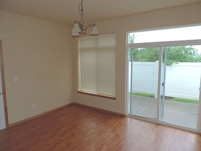 Building Photo - $1,800 | 3 Bedroom, 3 Bathroom Town Home |...