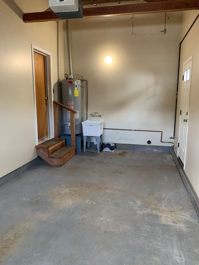 Building Photo - Great 3 Bedroom 1 and 1/2 Bath House in Se...