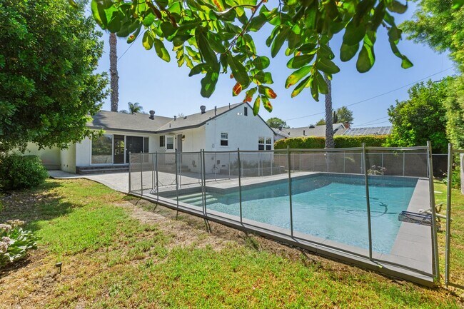 Building Photo - Beautiful 3-Bedroom Home with Pool in Tarzana!