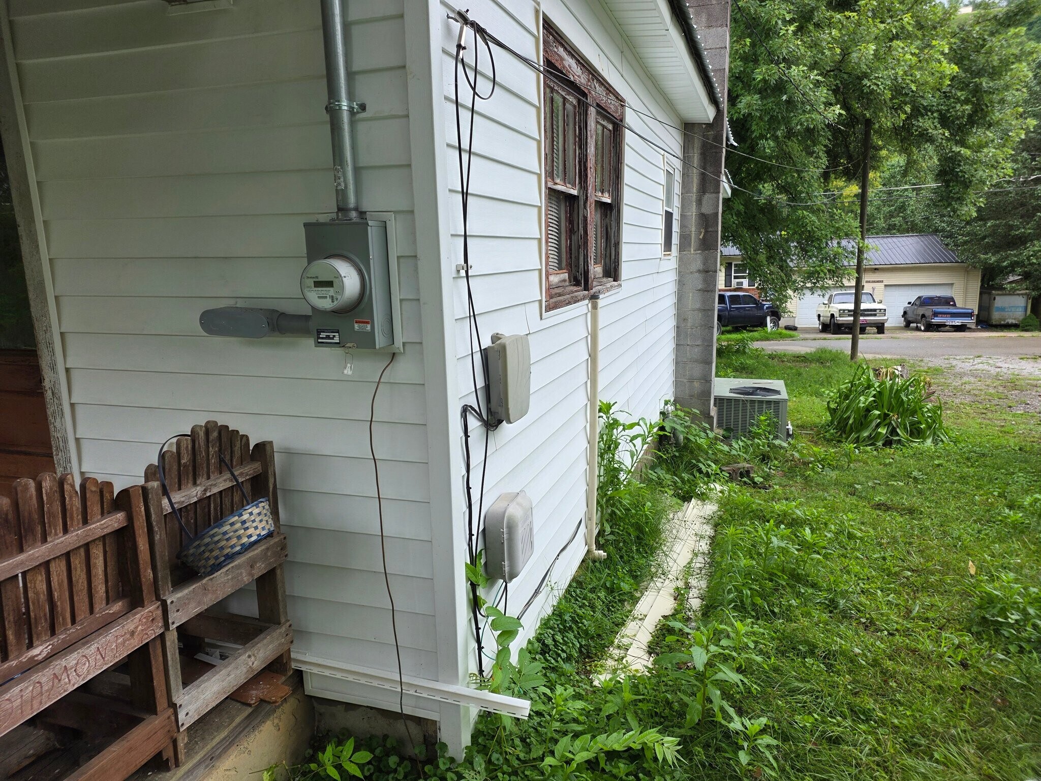 Building Photo - 320 Riverview St