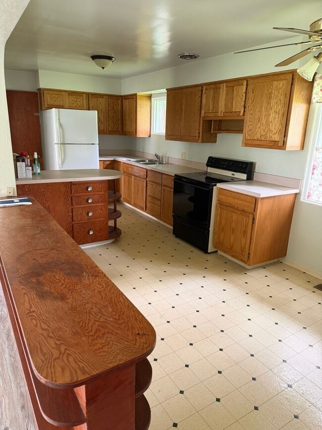 Building Photo - 3 bedroom 1 Bath House on Well