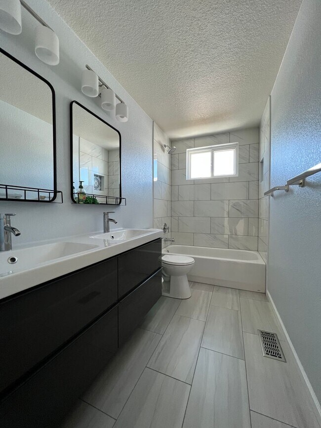 Building Photo - 4-Bedroom Gem in Erie: Modern Luxury, Ideal Space! Available March