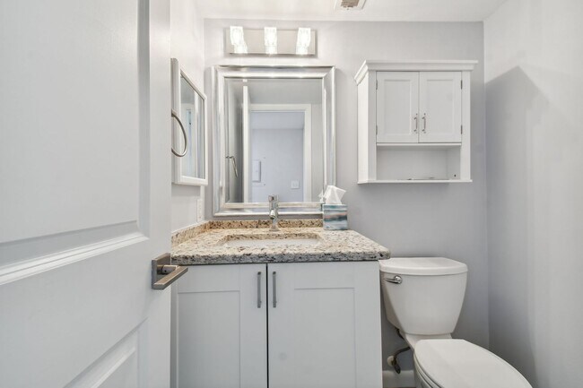 Building Photo - Charming 1 Bed, 2 Bath Condo in the Vibran...